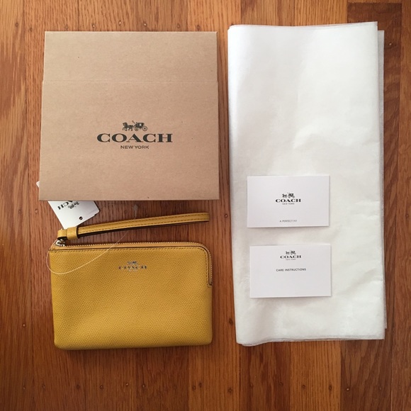 Coach Handbags - New with tag Coach Wristlet Wallet mini bag NWT 🎁